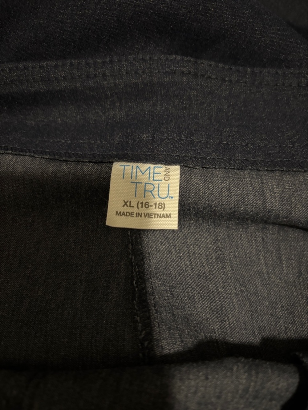 Time and Tru Navy pull on Cropped Capris - Picture 5 of 5